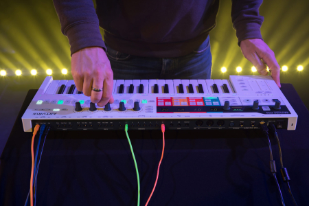 MIDI клавиатура ARTURIA KeyStep Pro WH
